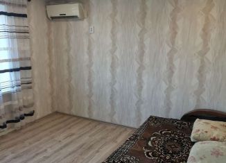 Сдается двухкомнатная квартира, 52 м2, Новокубанск, улица Нева, 32