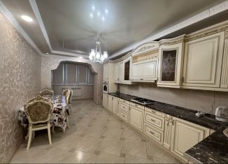 Сдается 3-комнатная квартира, 120 м2, Черкесск, улица Космонавтов, 35Г, микрорайон Пештера