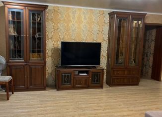 Сдается трехкомнатная квартира, 80 м2, Хакасия, улица Торосова, 21