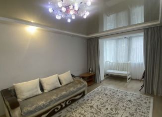 Сдаю 3-ком. квартиру, 70 м2, Евпатория, Колхозная улица, 4