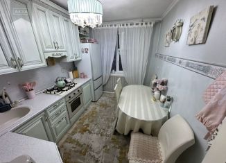 Продается 4-ком. квартира, 90 м2, Грозный, улица Хамзата У. Орзамиева, 15