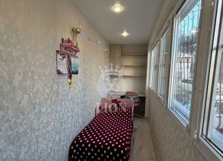 Продаю 1-ком. квартиру, 34 м2, Алушта, Октябрьская улица, 26