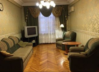 Трехкомнатная квартира в аренду, 100 м2, Астрахань, улица Михаила Аладьина, 8