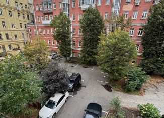 Сдается в аренду трехкомнатная квартира, 150 м2, Москва, улица Казакова, 3с1, метро Курская