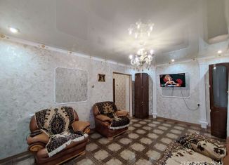 Сдается двухкомнатная квартира, 55 м2, Владикавказ, улица Астана Кесаева, 3, 7-й микрорайон