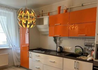 Сдается в аренду 2-комнатная квартира, 70 м2, деревня Горчаково, Школьная улица, 13к2