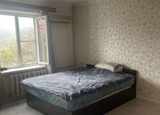 Сдаю в аренду трехкомнатную квартиру, 56 м2, Сочи, улица 60 лет ВЛКСМ, 22, микрорайон Заречный