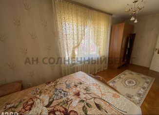 Двухкомнатная квартира на продажу, 42.4 м2, поселок городского типа Новомихайловский, улица Мира, 84
