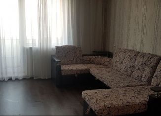 Сдается в аренду двухкомнатная квартира, 63 м2, Челябинск, улица Братьев Кашириных, 76
