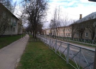 Продам двухкомнатную квартиру, 47 м2, Кировск, улица Горького, 14