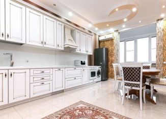 Сдам в аренду 3-комнатную квартиру, 130 м2, Краснодар, улица Кубанская Набережная, 37, микрорайон Центральный