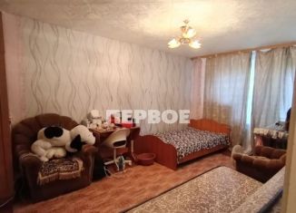 Продаю 1-ком. квартиру, 32 м2, Ирбит, улица Логинова, 38А