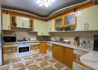 Продается трехкомнатная квартира, 70 м2, Евпатория, проспект Победы, 30