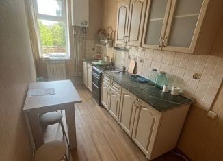 Сдаю в аренду 2-ком. квартиру, 60 м2, Крымск, Привокзальная улица, 2А