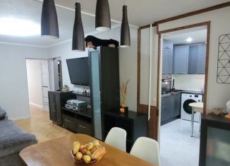 Сдается трехкомнатная квартира, 70 м2, Сочи, улица Свердлова, 73, микрорайон Черемушки