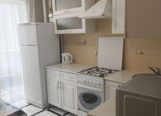 Сдается в аренду однокомнатная квартира, 38 м2, Геленджик, улица Сурикова, 60Б
