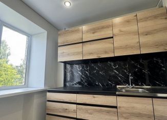 Сдается в аренду 1-комнатная квартира, 30 м2, Ревда, улица Максима Горького, 27