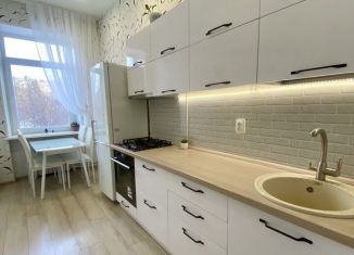 Продам 3-комнатную квартиру, 74 м2, Челябинск, улица Сталеваров, 9, Металлургический район