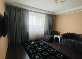 Сдам в аренду трехкомнатную квартиру, 75 м2, Псков, Юбилейная улица, 42