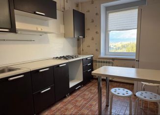 Сдается в аренду двухкомнатная квартира, 55 м2, Псков, улица Кузбасской Дивизии, 50