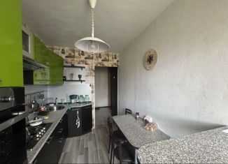 Сдаю в аренду 3-ком. квартиру, 64 м2, Екатеринбург, улица Серова, 35, метро Геологическая