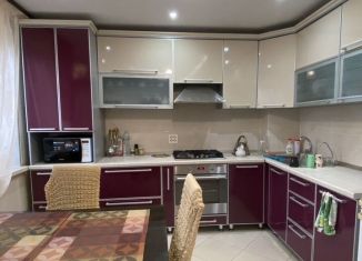 Продам трехкомнатную квартиру, 60 м2, Чебоксары, улица Ахазова, 5