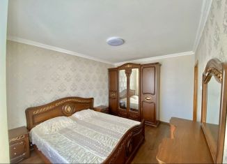 Трехкомнатная квартира в аренду, 60 м2, Сочи, улица Свердлова, 46