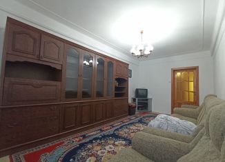 Сдаю 3-ком. квартиру, 90 м2, Махачкала, улица Огарёва, 6