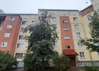 Продам 1-ком. квартиру, 33 м2, Гатчина, улица Изотова, 6