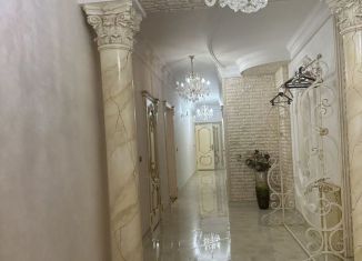 Сдается в аренду 3-комнатная квартира, 110 м2, Грозный, улица Умара Димаева, 23