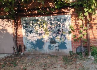 Продаю гараж, 19 м2, поселок городского типа Черноморский, улица Кирова, 32