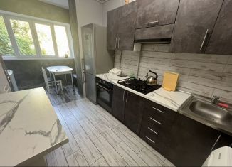 Сдам в аренду 2-ком. квартиру, 55 м2, Сочи, Красноармейская улица, 11А