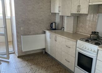 Сдаю в аренду однокомнатную квартиру, 40 м2, Азов, Красногоровская улица, 21