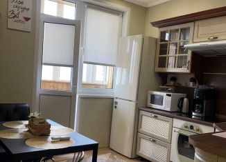 Сдаю в аренду однокомнатную квартиру, 54 м2, Курск, проспект Вячеслава Клыкова, 8