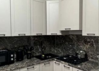 Сдаю в аренду 2-комнатную квартиру, 50 м2, Махачкала, улица Устарбекова, 8