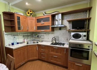 Сдается 3-комнатная квартира, 100 м2, Астрахань, улица Ботвина, 29