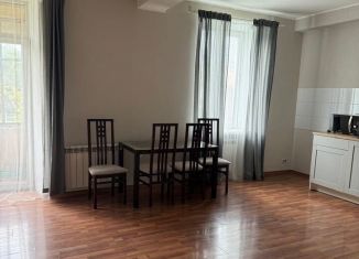 Продам 2-ком. квартиру, 64.7 м2, Магнитогорск, Комсомольская улица, 18