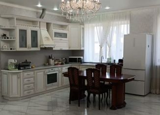 Сдается 4-комнатная квартира, 90 м2, Стерлитамак, улица Цюрупы, 10