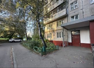 Сдача в аренду трехкомнатной квартиры, 53.4 м2, Москва, Витебская улица, 12