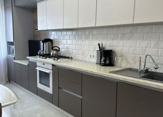 Продаю двухкомнатную квартиру, 68 м2, Саратов, улица имени С.П. Лисина, 12/10