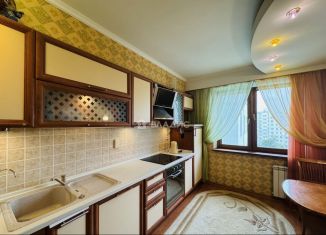 Сдается в аренду двухкомнатная квартира, 68 м2, Старый Оскол, микрорайон Северный, 15