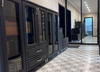 Продается 2-комнатная квартира, 73 м2, Калининград, улица Виктора Денисова, 10