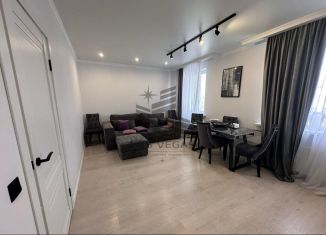 Сдается в аренду трехкомнатная квартира, 90 м2, Казань, улица Амирхана Еники, 10