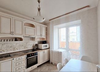 Сдаю в аренду двухкомнатную квартиру, 55 м2, Тюмень, улица Болотникова, 19