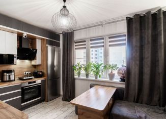 Продам однокомнатную квартиру, 42 м2, Омск, улица Леонида Маслова, 8