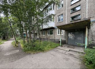 Продам 2-комнатную квартиру, 44 м2, Мурманск, улица Адмирала Флота Лобова, 9к5