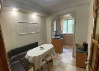 Трехкомнатная квартира в аренду, 60 м2, Алушта, улица Ленина, 30