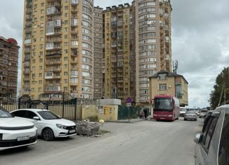 Сдается в аренду 2-комнатная квартира, 79 м2, Дагестан, улица Времена Года, 15