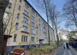 Трехкомнатная квартира на продажу, 42 м2, Санкт-Петербург, улица Лёни Голикова, метро Проспект Ветеранов