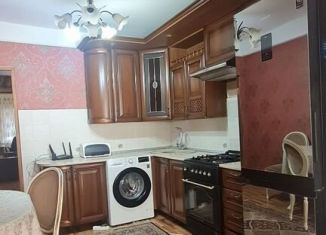 Сдача в аренду 4-ком. квартиры, 95 м2, Махачкала, улица Магомедтагирова, 176/1